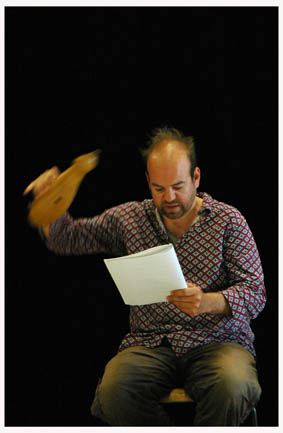 Arnaud Churin pendant une lecture de Sur Scène et Marne. Photo d'Yves Rousguisto